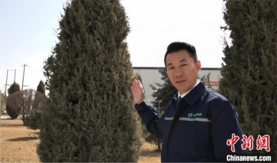 圖為王佐向記者介紹自己的新能源綠電廠區(qū)。白先森 攝