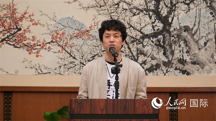 影片導(dǎo)演竹內(nèi)亮致辭。人民網(wǎng) 蔣曉辰攝