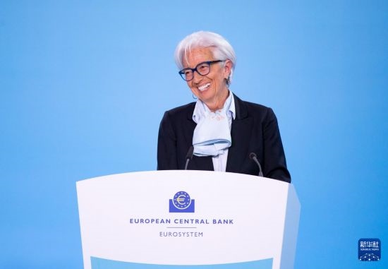 4月11日，歐洲中央銀行行長拉加德在德國法蘭克福歐洲中央銀行總部出席新聞發(fā)布會。新華社記者 張帆 攝