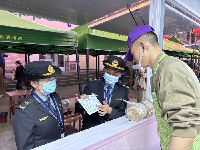 甘肅省天水市麥積區(qū)北道埠街道市場監(jiān)管所為麥積區(qū)步行街開辦的“麻辣燙一條街”提供送證上門服務。受訪者供圖