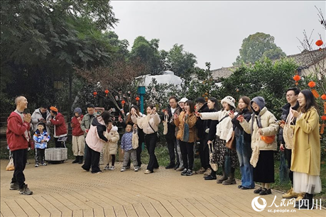 葉科（左一）給前來參與活動的“柑爸柑媽”介紹生態(tài)種植果。人民網(wǎng)記者朱虹攝