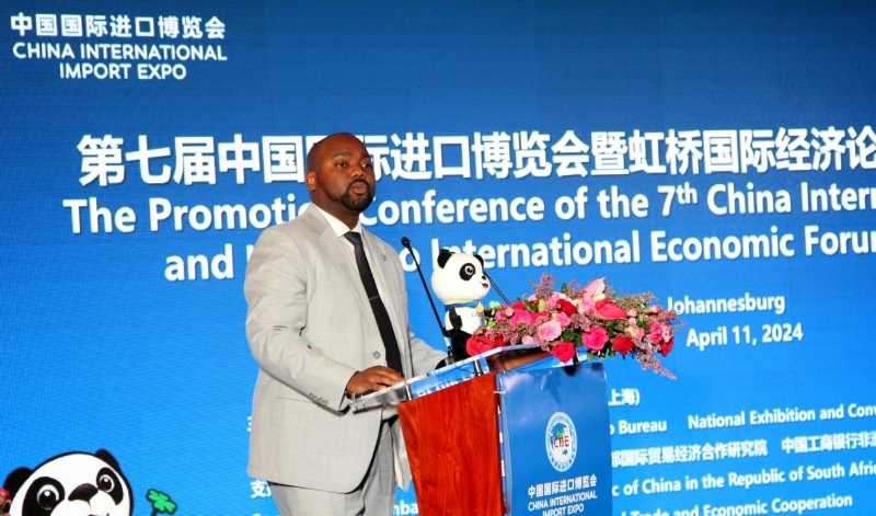 標(biāo)準(zhǔn)銀行集團(tuán)企業(yè)與商業(yè)銀行部國(guó)際貿(mào)易總經(jīng)理武巴致辭。（圖片來源：中國(guó)國(guó)際進(jìn)口博覽會(huì)官微）