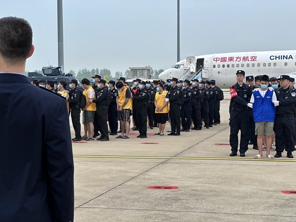 中國籍涉賭詐違法犯罪嫌疑人從柬埔寨被押解回國。人民網(wǎng)記者 郝萍攝
