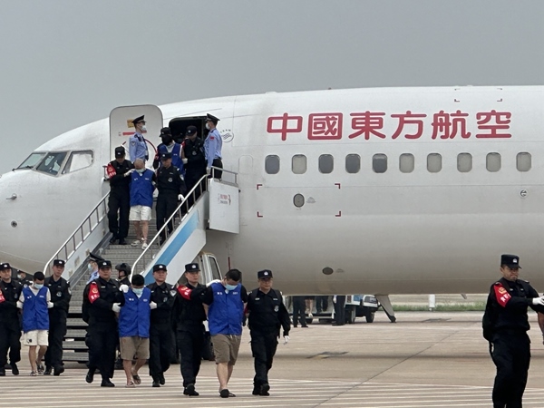 中國籍涉賭詐違法犯罪嫌疑人從柬埔寨被押解回國。人民網(wǎng)記者 郝萍攝