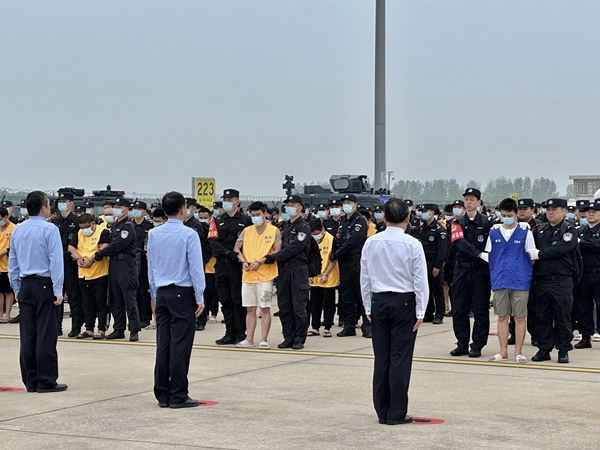 中國籍涉賭詐違法犯罪嫌疑人從柬埔寨被押解回國。人民網(wǎng)記者 郝萍攝