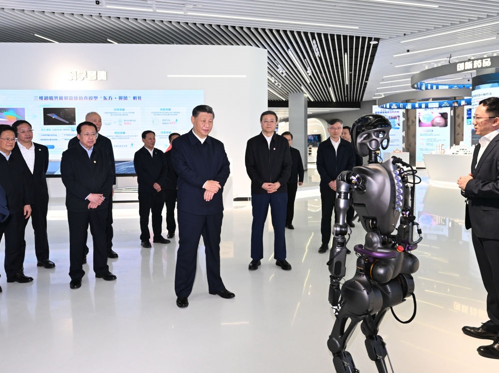 2023年11月28日下午，習(xí)近平總書記在上海浦東新區(qū)張江科學(xué)城參觀上?？萍紕?chuàng)新成果展。