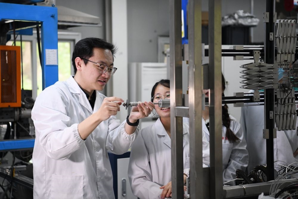 2024年4月6日，在位于安徽合肥的中國(guó)科學(xué)技術(shù)大學(xué)，安徽省先進(jìn)功能高分子薄膜工程實(shí)驗(yàn)室團(tuán)隊(duì)成員朱健和（左）在和同事討論實(shí)驗(yàn)設(shè)備的設(shè)計(jì)方案。
