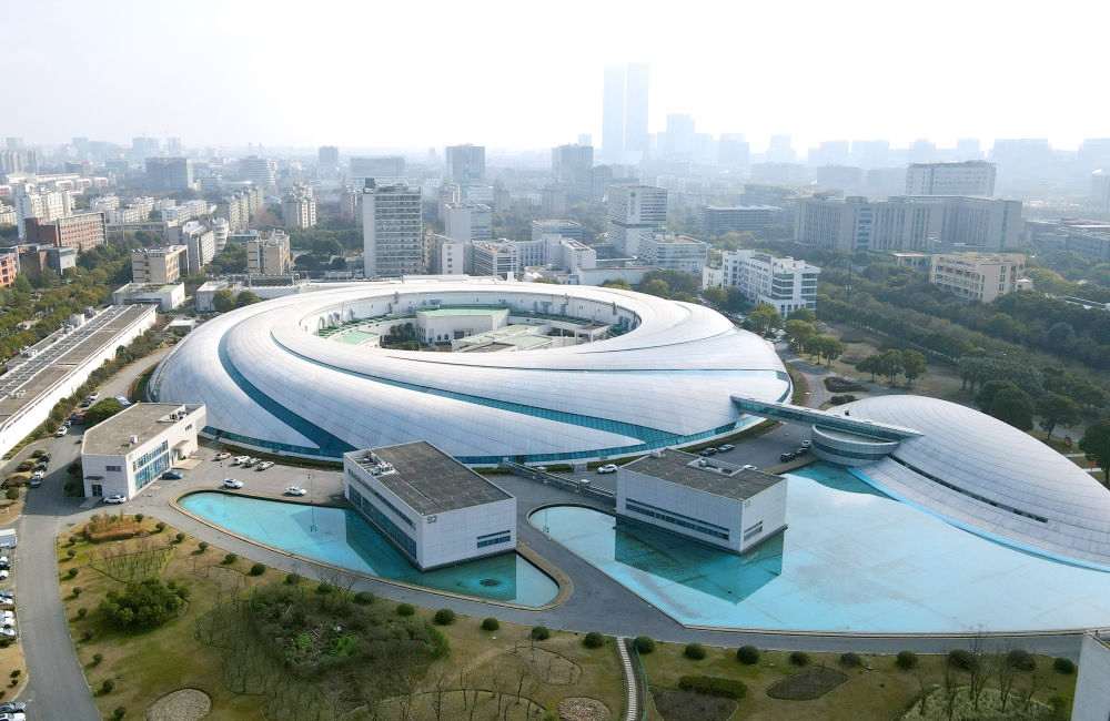 空中俯瞰位于上海張江科學(xué)城的上海光源（2024年2月27日攝，無(wú)人機(jī)照片）。