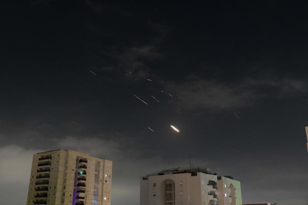 這是4月14日凌晨在以色列特拉維夫上空拍攝的以色列防空系統(tǒng)啟動(dòng)攔截的畫面。新華社發(fā)（托默·諾伊貝格攝/基尼圖片社）