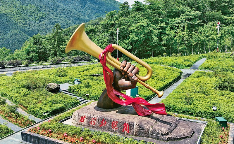 井岡山，是中國革命的搖籃。圖為2023年6月28日在井岡山拍攝的“勝利的號角”雕塑。 新華社記者 萬象/攝