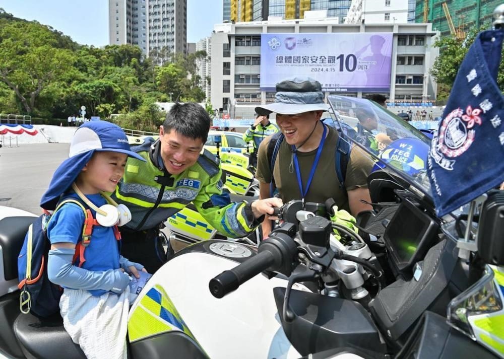△2024年4月13日，香港特區(qū)政府警務(wù)處舉行“全民國家安全教育日”暨香港警察學院開放日開幕典禮。這是13日當天，警隊護送組人員現(xiàn)場向市民介紹其工作。