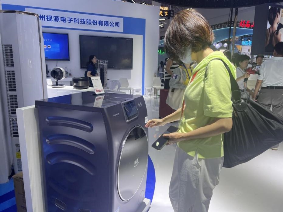 在廣東館展區(qū)內(nèi)，觀展者正在了解家用電器性能。人民網(wǎng)記者 楊迪攝