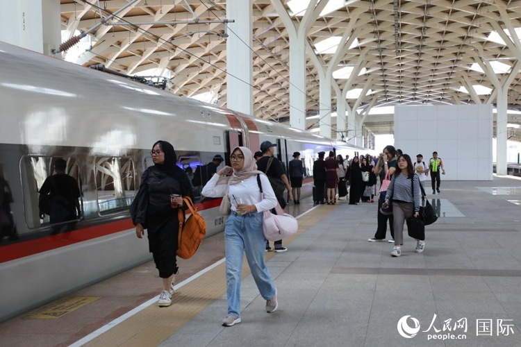 在雅萬高鐵雅加達(dá)哈利姆站站臺(tái)，乘客準(zhǔn)備登上動(dòng)車組列車。人民網(wǎng)記者 曹師韻攝