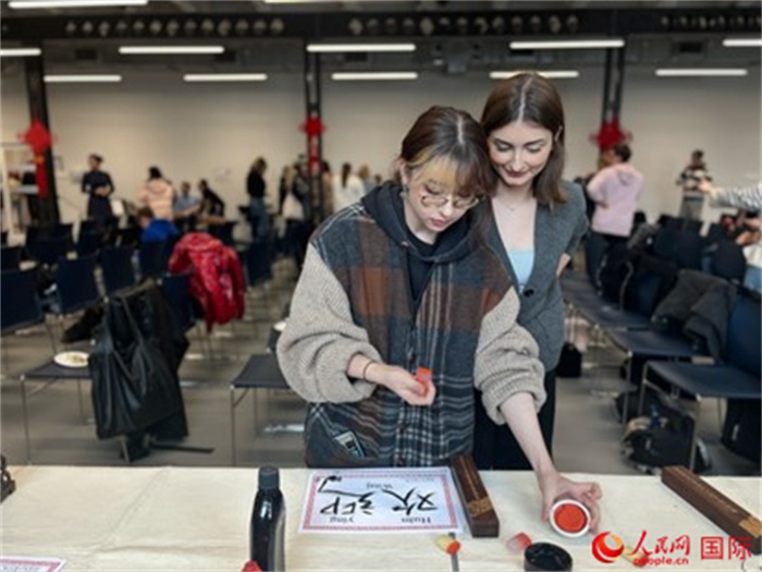 學(xué)生現(xiàn)場體驗中國書法。人民網(wǎng)記者 禹麗敏攝