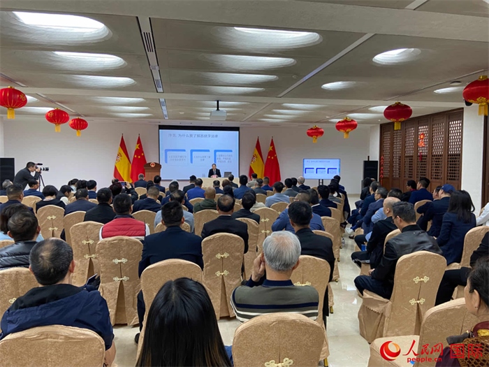 季奕鴻律師主講法律知識。人民網(wǎng)記者 范劍青攝
