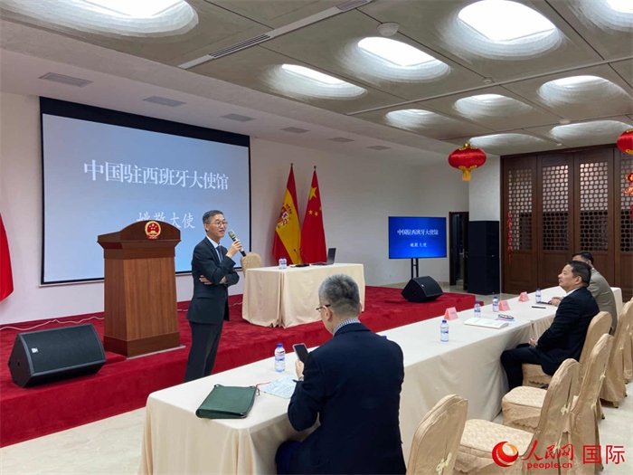中國駐西班牙大使姚敬在僑界法治講座上致辭。人民網(wǎng)記者 范劍青攝