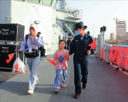 海軍軍艦赴蘇丹緊急撤離我在蘇丹人員。圖為海軍官兵帶領(lǐng)同胞登艦（2023年4月26日攝）。丁家興攝