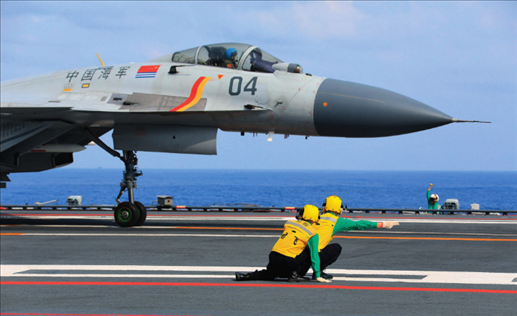遼寧艦起飛助理作出放飛手勢，殲-15艦載戰(zhàn)斗機(jī)起飛（2020年4月攝）。張凱攝