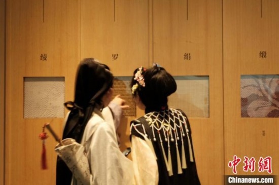 身著漢服的年輕人在中國(guó)絲綢博物館里看展。毛瑜 攝