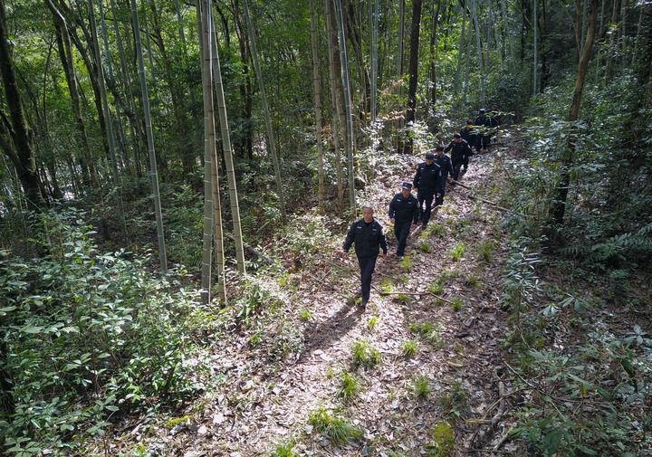 △2022年1月19日，武夷山國家公園護(hù)林員在巡山。