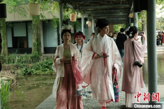 年輕人盛裝過(guò)“漢服節(jié)”。毛瑜 攝