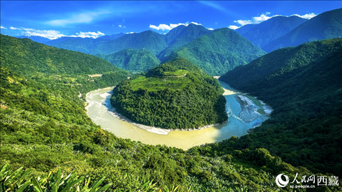 風(fēng)景秀麗、植被繁茂的西藏林芝市墨脫縣果果塘大拐彎。人民網(wǎng)記者 次仁羅布攝