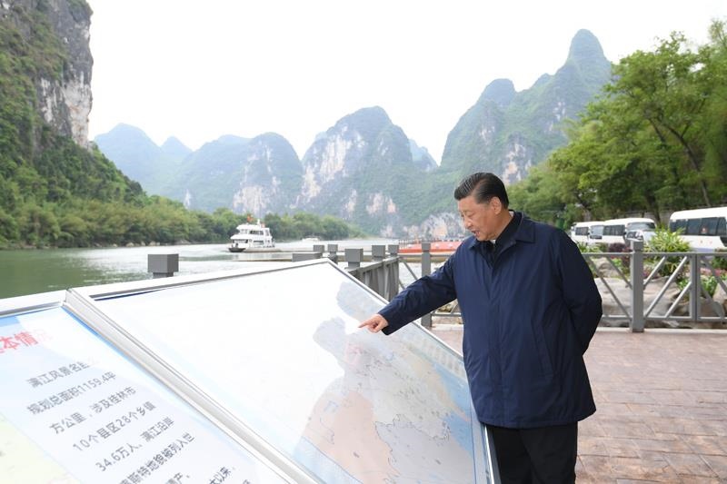 △2021年4月25日，習(xí)近平總書記在廣西桂林市陽朔縣漓江楊堤碼頭，了解漓江流域綜合治理、生態(tài)保護(hù)等情況。