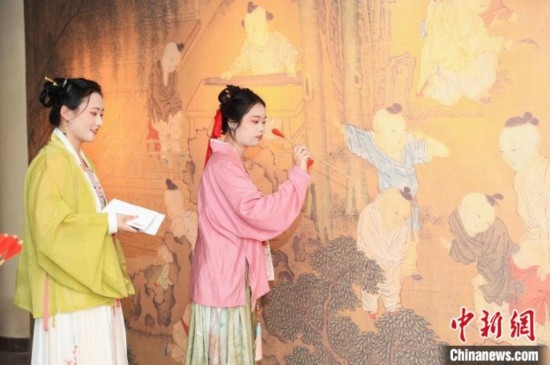 身穿漢服的年輕人參與體驗(yàn)活動(dòng)。中國(guó)絲綢博物館 供圖