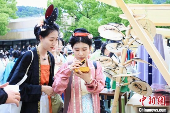漢服愛(ài)好者逛集市。中國(guó)絲綢博物館 供圖