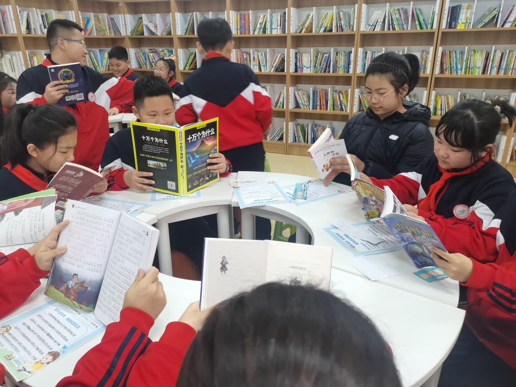 3月28日，遼寧省沈陽市鐵西區(qū)重工街第一小學(xué)的同學(xué)們在智慧圖書借閱室里專注閱讀。（沈陽市鐵西區(qū)委宣傳部供圖）