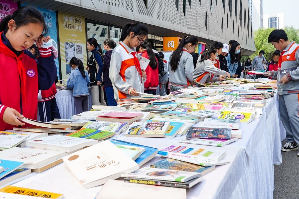 4月20日，山東省濟南市第十四屆“書香泉城”全民閱讀節(jié)在濟南市圖書館啟動，小學(xué)生在閱讀節(jié)上參與換書活動。新華社記者 朱崢 攝