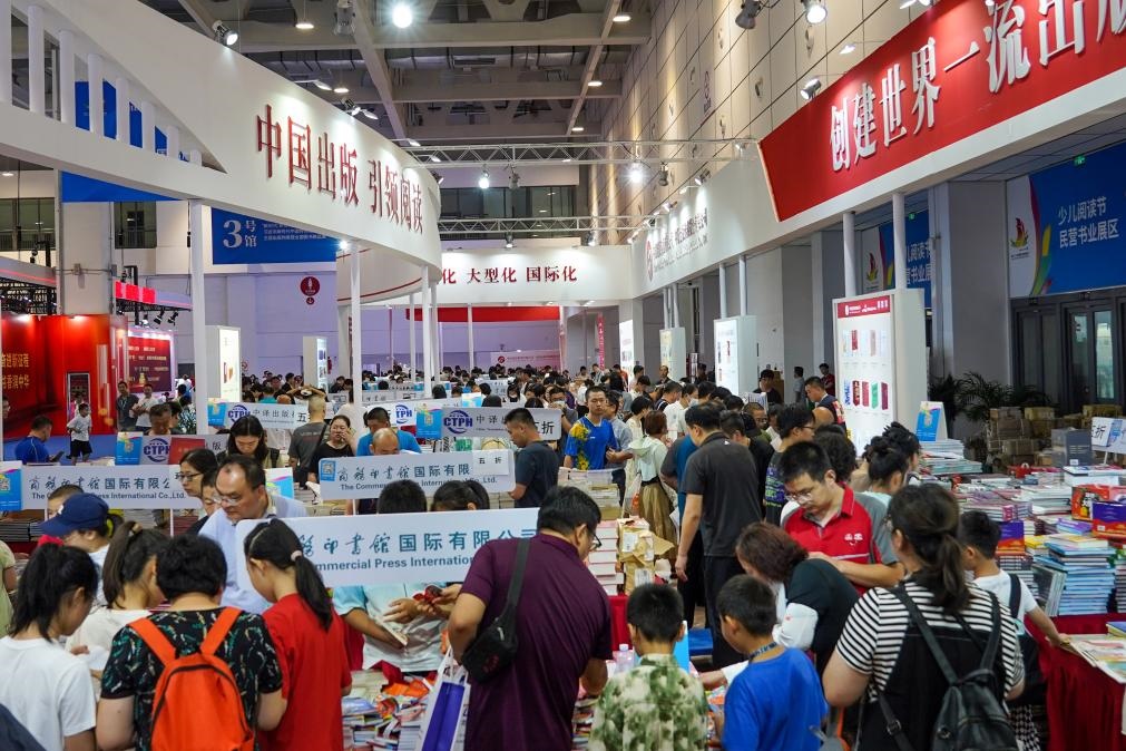 2023年7月31日，在第31屆全國圖書交易博覽會上，讀者在閱覽選購新書。新華社記者 朱崢 攝