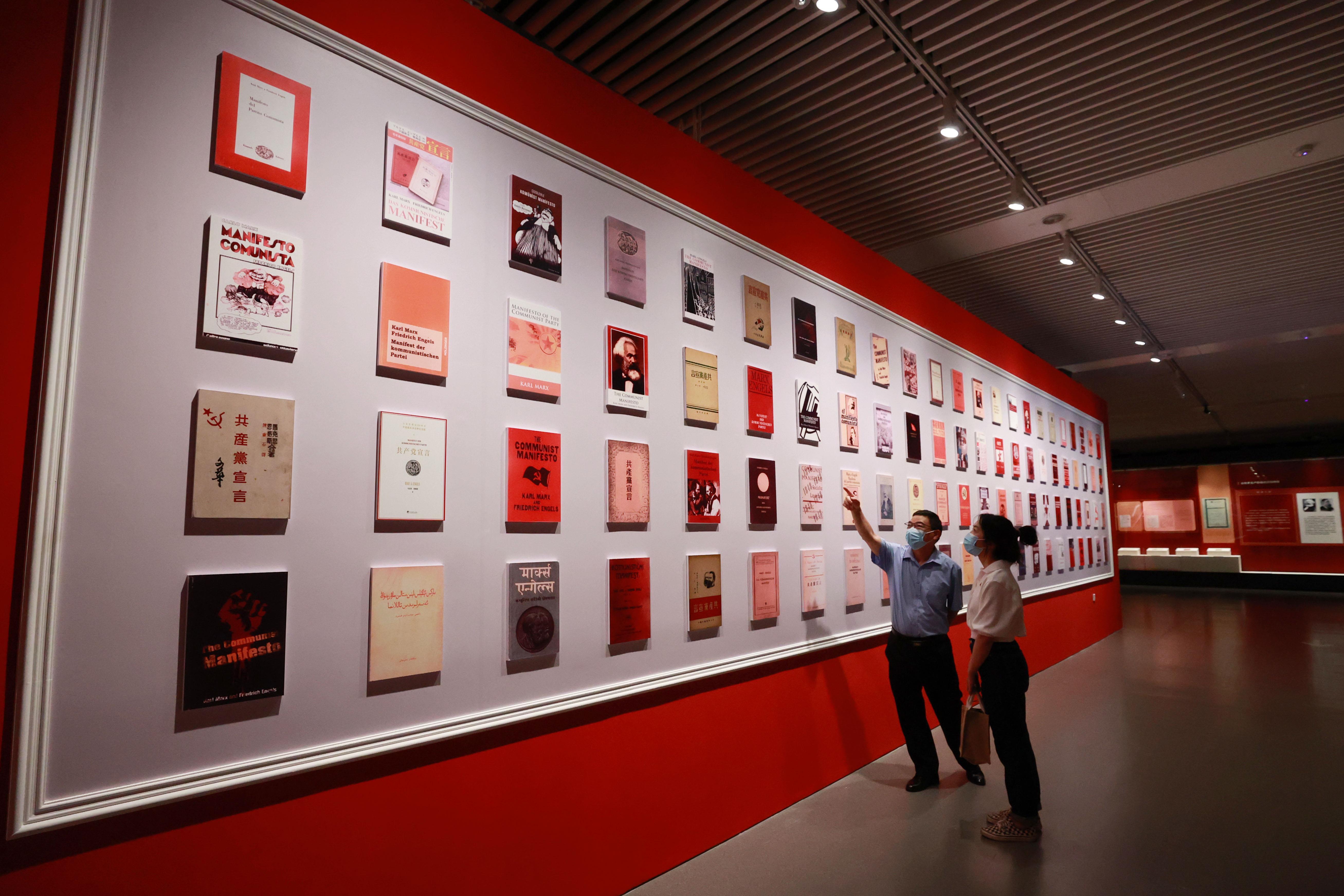 △2021年8月5日，觀眾在國家圖書館觀看不同版本的《共產(chǎn)黨宣言》。
