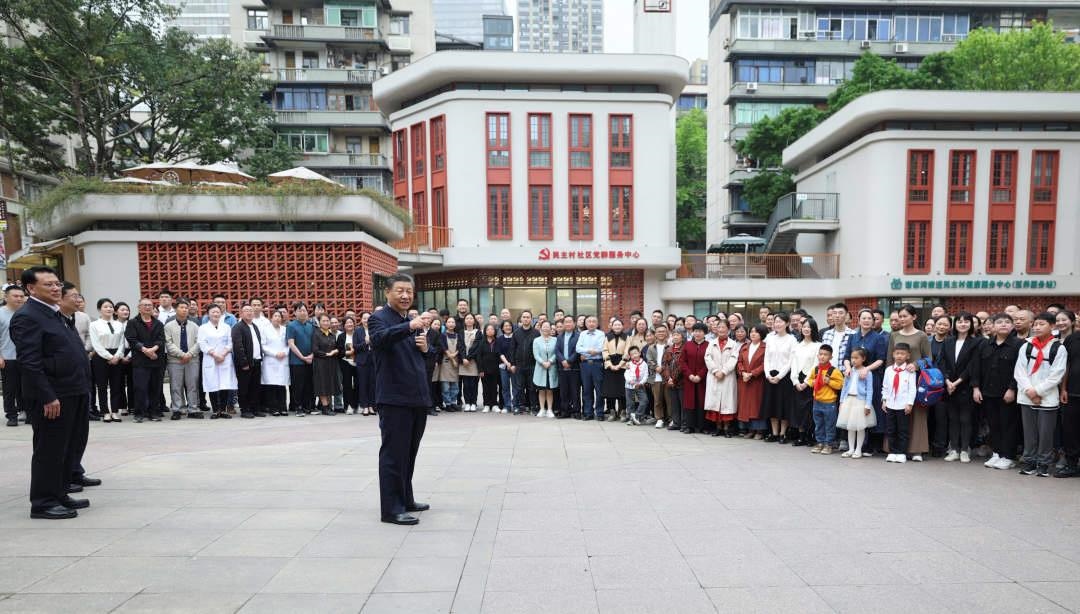 △2024年4月22日，習(xí)近平總書記來到重慶九龍坡區(qū)謝家灣街道民主村社區(qū)考察。