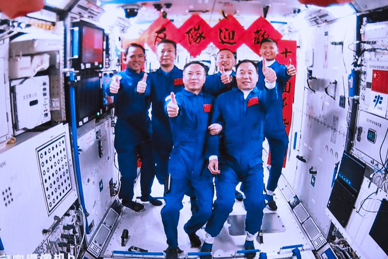 2023年5月30日，神舟十五號(hào)航天員乘組與神舟十六號(hào)航天員乘組拍下“全家?！钡漠嬅妗? width=