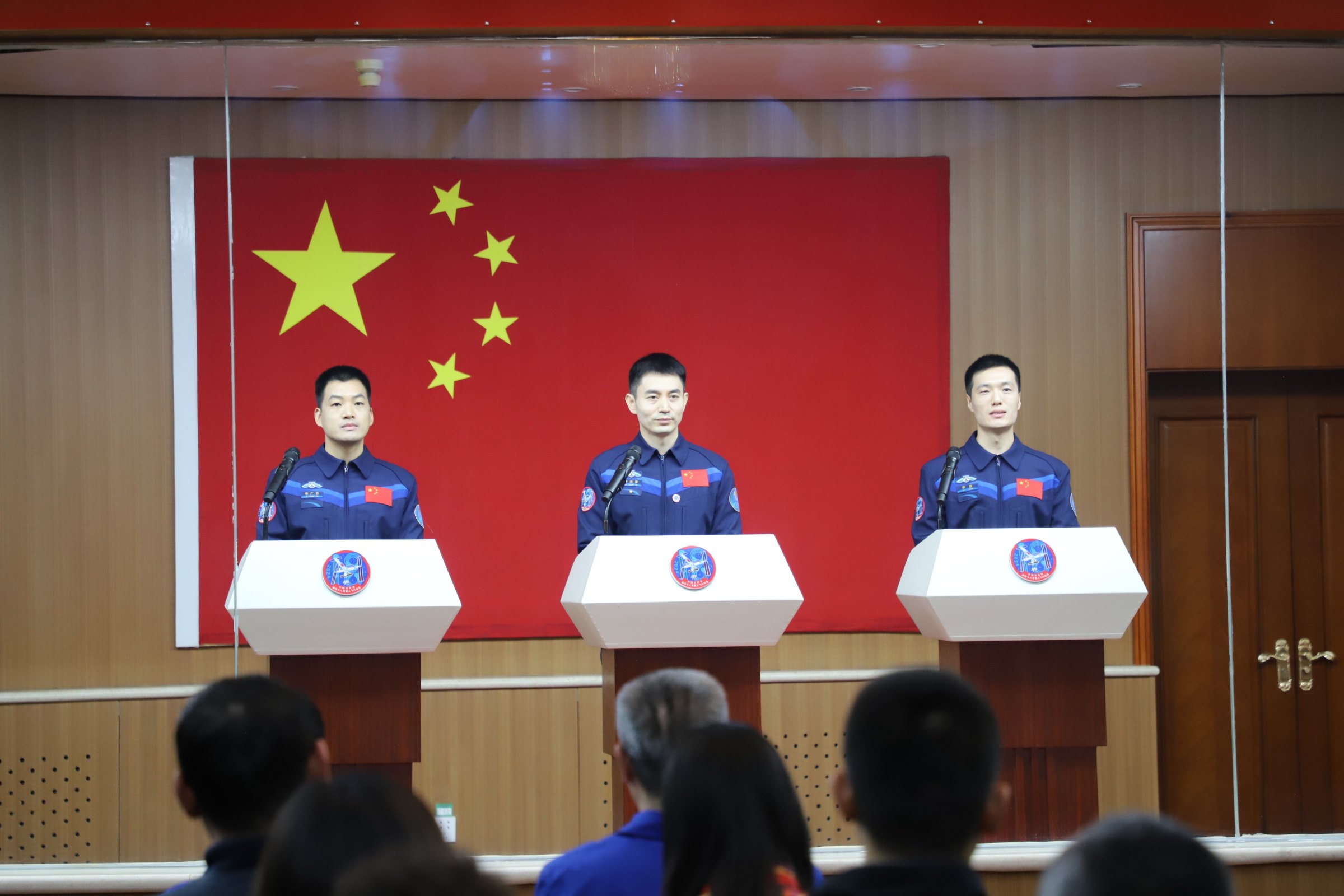 神舟十八號航天員與中外媒體記者集體見面。人民網(wǎng)記者 黃帆攝