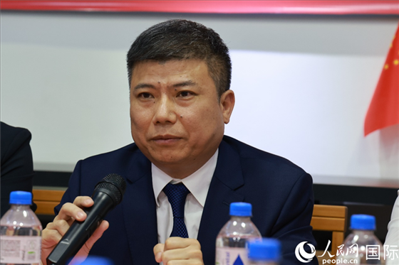 浙江省蘭溪市市委常委柳衛(wèi)東在座談會上致辭。人民網(wǎng)記者 陳海琪攝