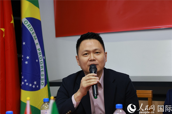 中國駐里約熱內(nèi)盧總領館副總領事王尉育在座談會上致辭。人民網(wǎng)記者 陳海琪攝