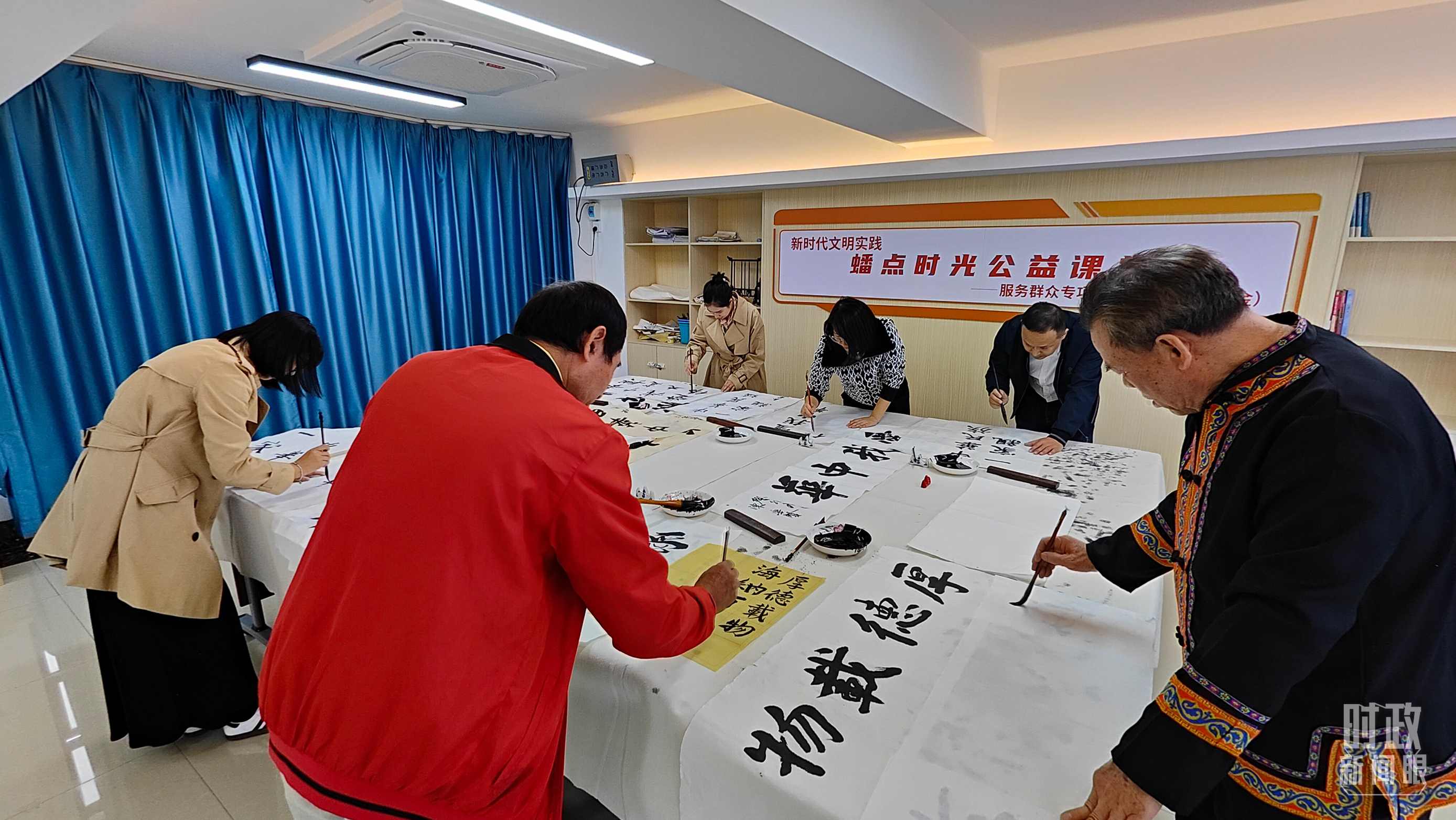 △廣西南寧市多民族社區(qū)——盤(pán)龍社區(qū)居民練習(xí)書(shū)法。（總臺(tái)央視記者楊立峰拍攝）