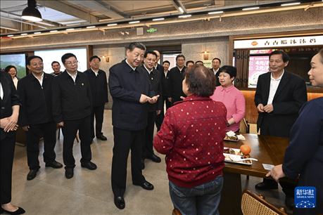 4月22日至24日，中共中央總書記、國家主席、中央軍委主席習近平在重慶考察。這是22日下午，習近平在九龍坡區(qū)謝家灣街道民主村社區(qū)考察時，同正在社區(qū)食堂就餐的群眾親切交流。新華社記者 謝環(huán)馳 攝