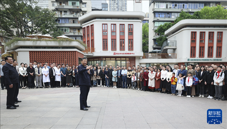 4月22日至24日，中共中央總書記、國家主席、中央軍委主席習近平在重慶考察。這是22日下午，習近平在九龍坡區(qū)謝家灣街道民主村社區(qū)考察時，同社區(qū)居民親切交流。新華社記者 鞠鵬 攝