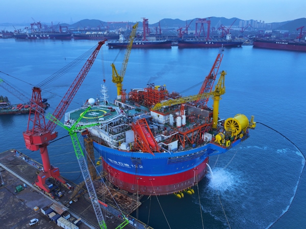 亞洲首艘圓筒型FPSO“?？惶枴苯ㄔ焱旯?。韓慶攝