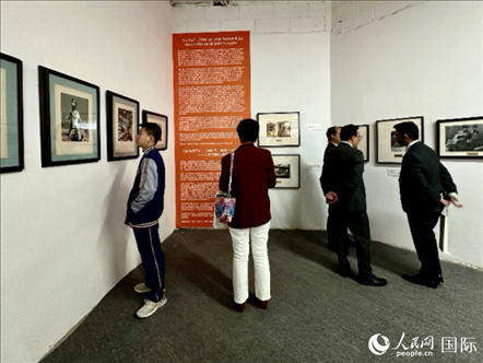“與中國結(jié)緣：智利畫家何塞·萬徒勒里誕辰100周年”展覽在京舉行。人民網(wǎng)記者 周雨攝
