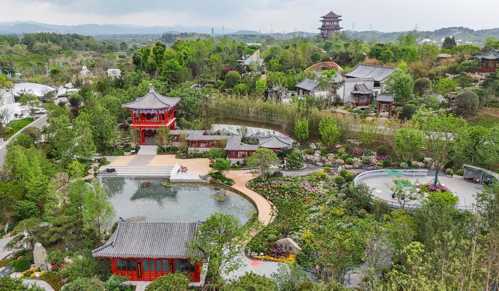 這是2024年4月22日拍攝的成都世園會(huì)主會(huì)場(chǎng)北京園（無(wú)人機(jī)照片）。新華社記者 王曦 攝