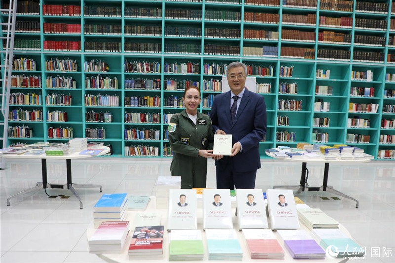 授課后，中國駐巴西大使祝青橋向巴西高等防務(wù)學(xué)院圖書館捐贈了150本書籍。圖為祝青橋和巴西高等防務(wù)學(xué)院院長卡拉·利里奧·馬丁斯在圖書捐贈儀式上。 人民網(wǎng)記者 陳一鳴攝