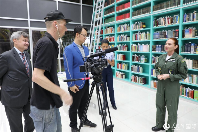 巴西高等防務(wù)學(xué)院院長卡拉·利里奧·馬丁斯接受了人民網(wǎng)的視頻采訪。 人民網(wǎng)記者 陳一鳴攝