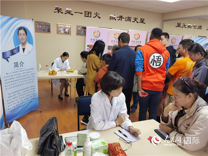 中醫(yī)專家為當(dāng)?shù)厝A僑華人提供中醫(yī)咨詢和診療服務(wù)。 （本報(bào)記者 楊謳 攝）