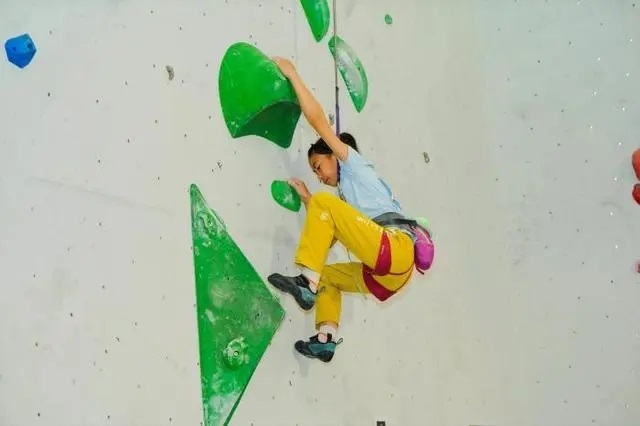2024年4月16日，全國青少年攀巖公開賽江山站舉行，選手在比賽中。中國登山協(xié)會供圖