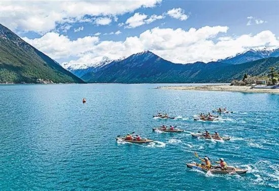 2024年4月20日，2024年巴松措國際漂流公開賽的選手在比賽中。 新華社記者 孫非攝