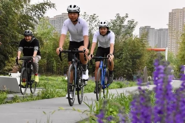 2024年4月上旬，一支騎行隊伍在西安雁南公園騎行。 新華社記者 鄭昕攝